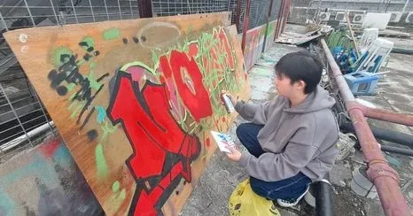 參與者在板材上進行街頭字體與噴繪實作